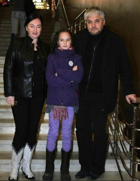 В 1999 году Гузеева и Бухаров сыграли свадьбу. В 2000 году, в 40 лет, Лариса Гузеева родила дочь Ольгу.