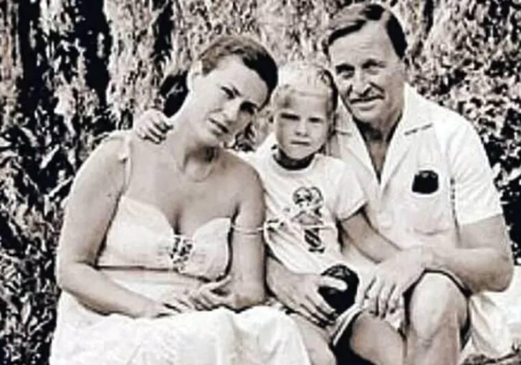 Скрин фото из журнала "Ретро. Тайны звезд" (певица с сыном и мужем)