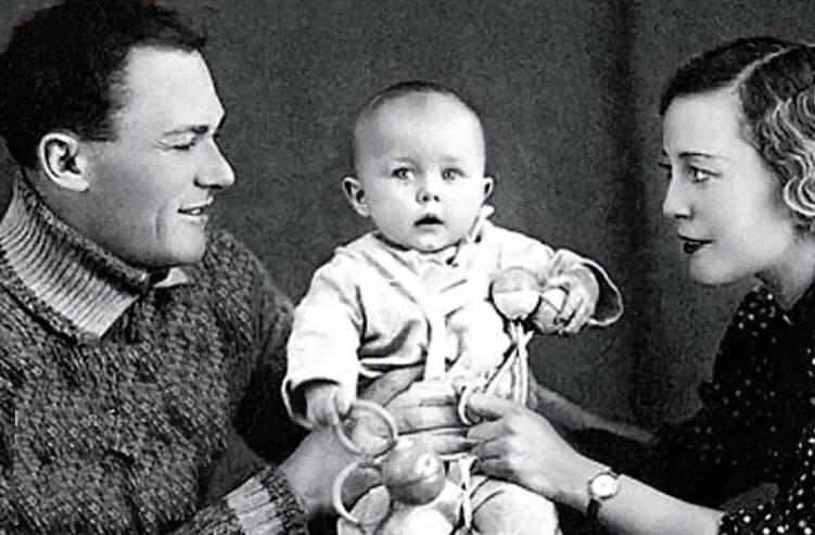 Скрин фото "Ретро. Тайны звёзд" /Сергей Лукьянов с Надеждой Тышкевич и дочерью Таней