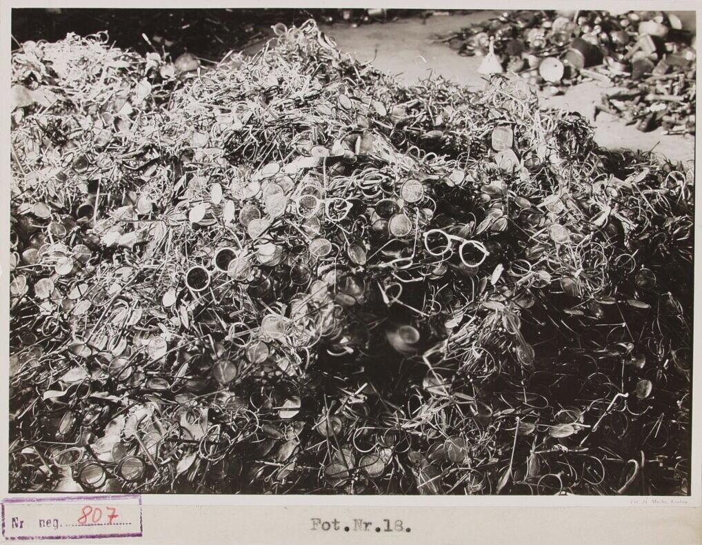 По 500 рейхсмарок платило Словацкое марионеточное государство Германии за каждого депортированного еврея. Главное, чтобы они никогда не вернулись на прежнее место. И они, действительно, не вернулись.-1-3