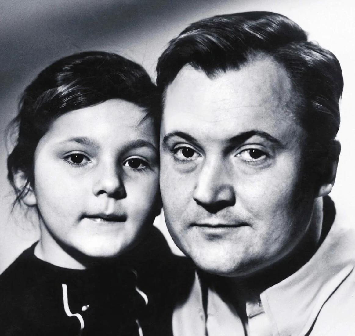 24 августа исполнилось уже 15 лет, как ушел из жизни народный артист России Виктор Павлов. Больше ста семидесяти ролей в кино, десятки лет служения в разных столичных театрах.-8