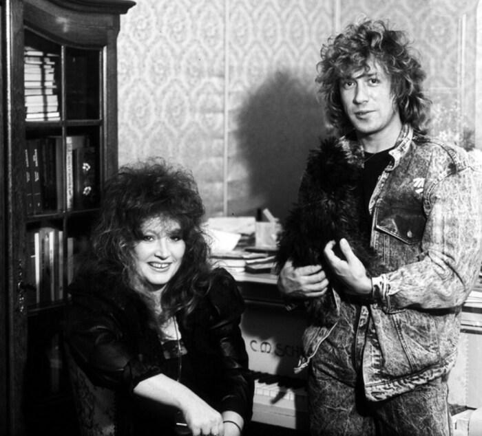 Пугачева на концерт Кузьмина в Москве попасть не смогла по причине своего отсутствия в городе. Они "пересеклись" якобы случайно и чуть позже.