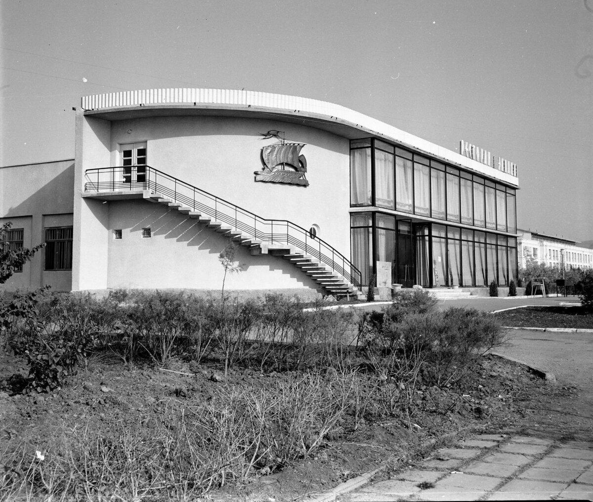 Привет, друзья! Я продолжаю цикл статей в формате "Было/стало" о полуострове Крым и сегодня покажу вам сравнение посёлка Коктебель. Посмотрим, каким он был в прошлом и каким стал сейчас.-2