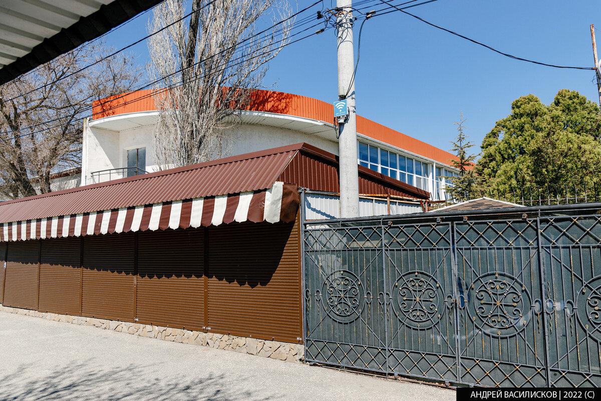 Привет, друзья! Я продолжаю цикл статей в формате "Было/стало" о полуострове Крым и сегодня покажу вам сравнение посёлка Коктебель. Посмотрим, каким он был в прошлом и каким стал сейчас.-3