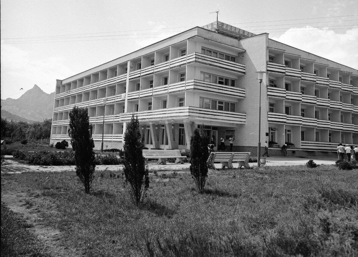 Привет, друзья! Я продолжаю цикл статей в формате "Было/стало" о полуострове Крым и сегодня покажу вам сравнение посёлка Коктебель. Посмотрим, каким он был в прошлом и каким стал сейчас.-4