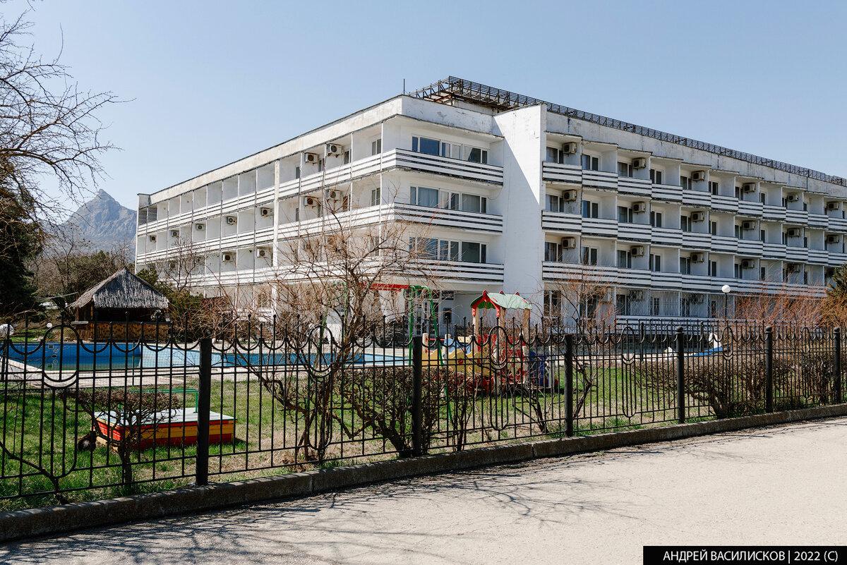 Привет, друзья! Я продолжаю цикл статей в формате "Было/стало" о полуострове Крым и сегодня покажу вам сравнение посёлка Коктебель. Посмотрим, каким он был в прошлом и каким стал сейчас.-5