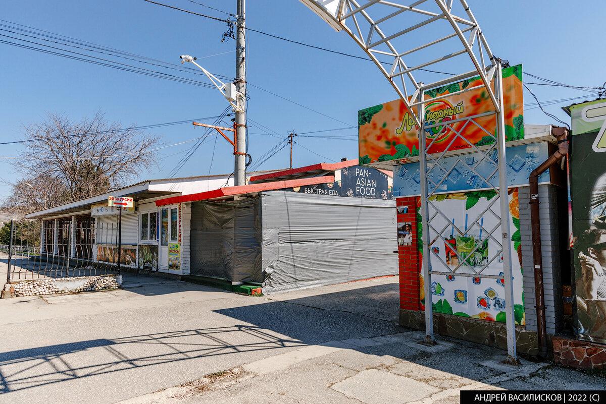 Привет, друзья! Я продолжаю цикл статей в формате "Было/стало" о полуострове Крым и сегодня покажу вам сравнение посёлка Коктебель. Посмотрим, каким он был в прошлом и каким стал сейчас.-9