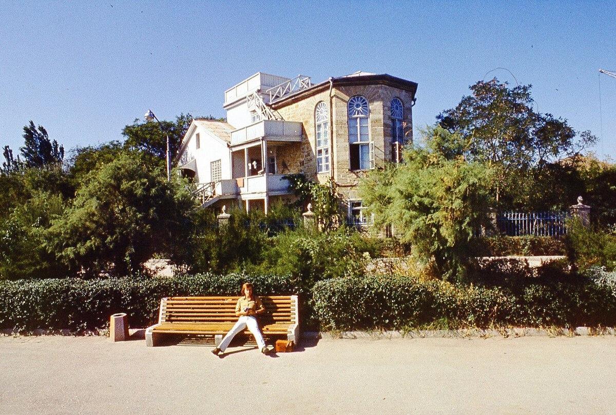 Привет, друзья! Я продолжаю цикл статей в формате "Было/стало" о полуострове Крым и сегодня покажу вам сравнение посёлка Коктебель. Посмотрим, каким он был в прошлом и каким стал сейчас.-10