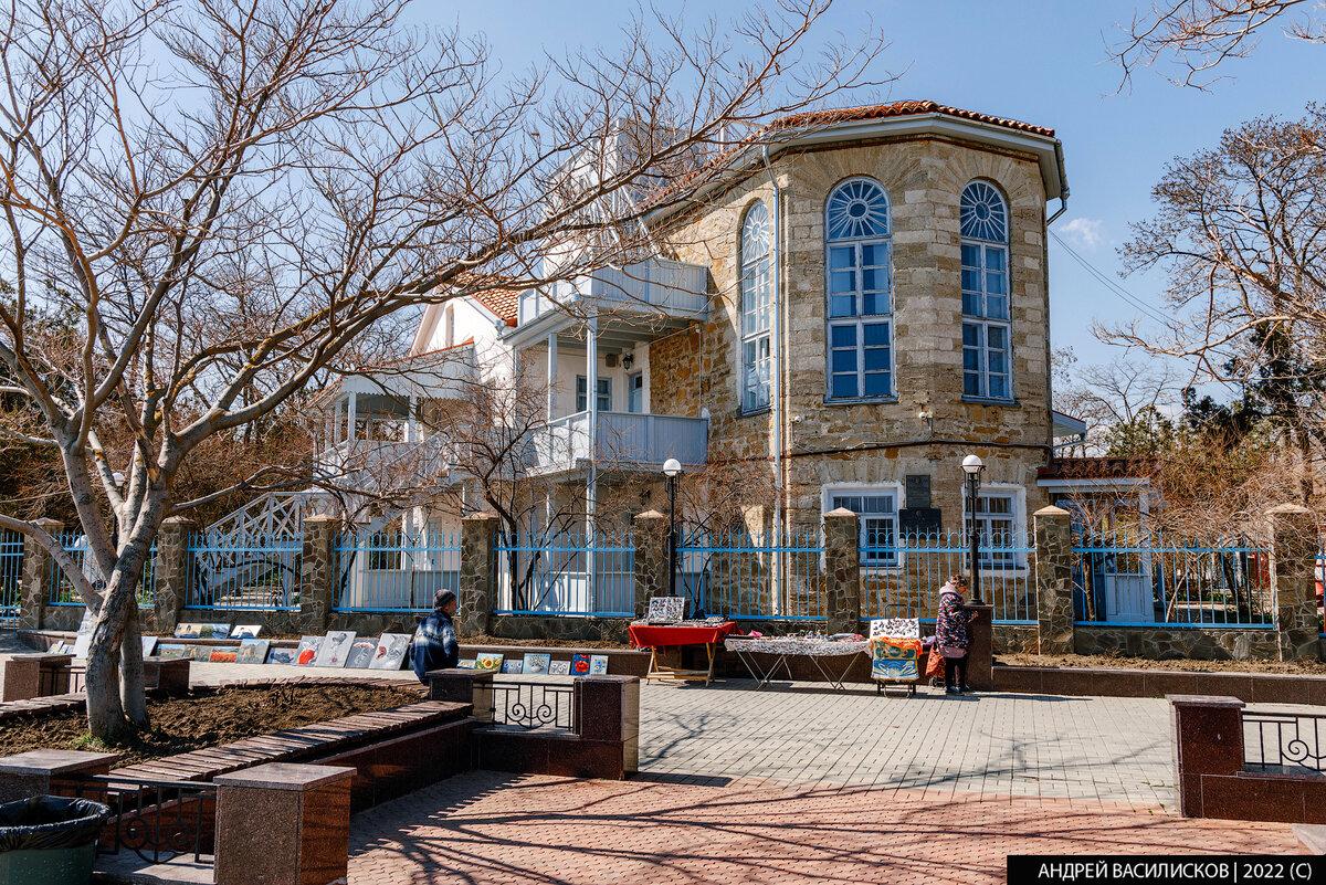 Привет, друзья! Я продолжаю цикл статей в формате "Было/стало" о полуострове Крым и сегодня покажу вам сравнение посёлка Коктебель. Посмотрим, каким он был в прошлом и каким стал сейчас.-11