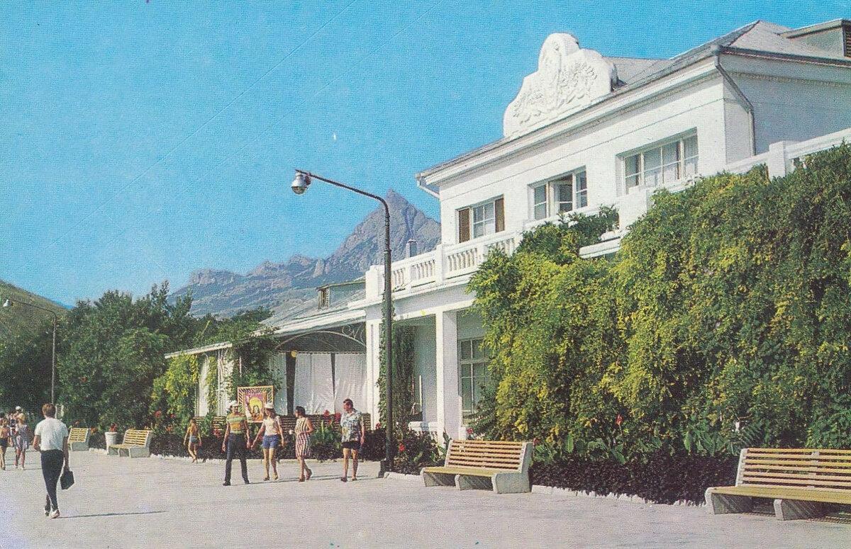 Привет, друзья! Я продолжаю цикл статей в формате "Было/стало" о полуострове Крым и сегодня покажу вам сравнение посёлка Коктебель. Посмотрим, каким он был в прошлом и каким стал сейчас.-12