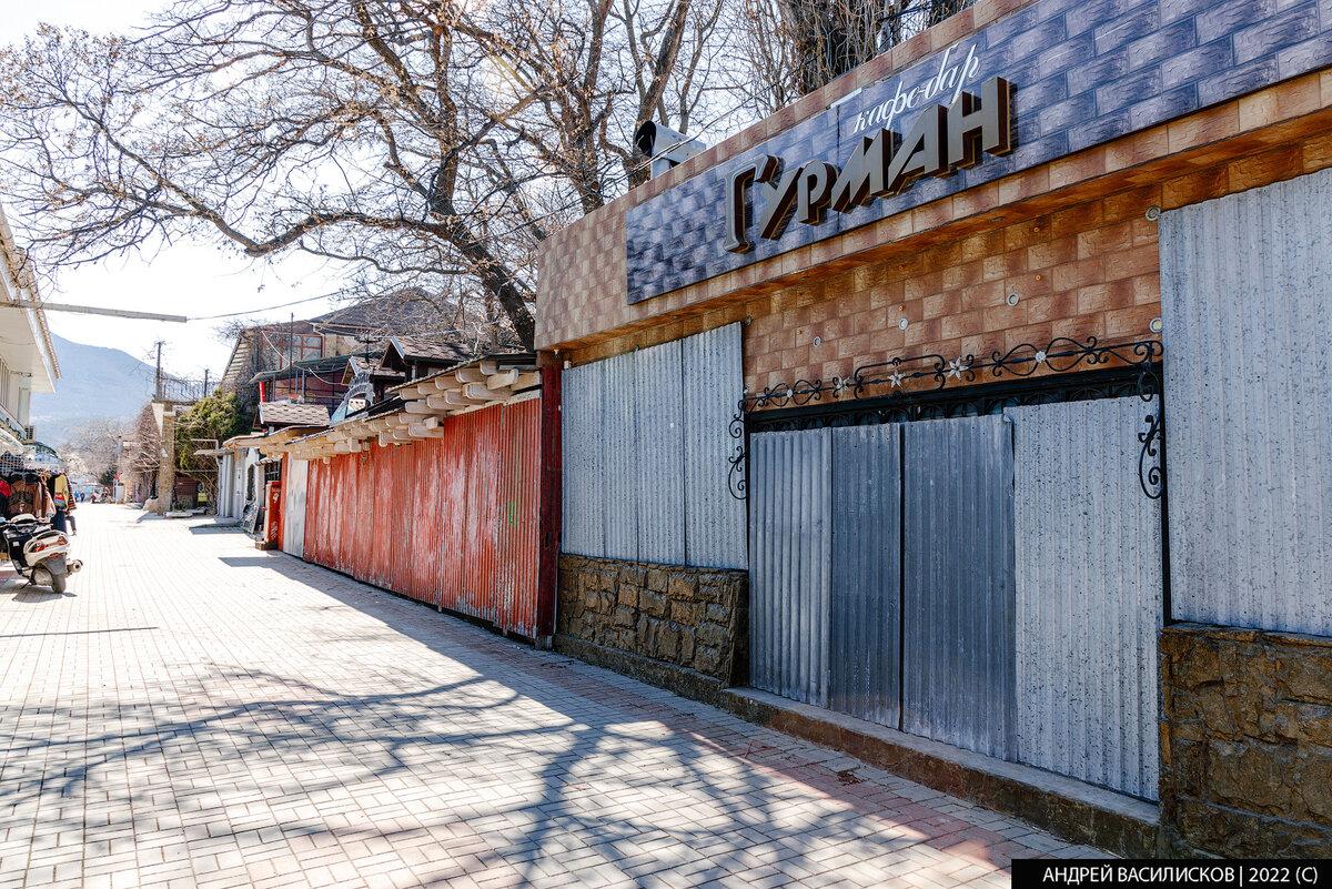 Привет, друзья! Я продолжаю цикл статей в формате "Было/стало" о полуострове Крым и сегодня покажу вам сравнение посёлка Коктебель. Посмотрим, каким он был в прошлом и каким стал сейчас.-13