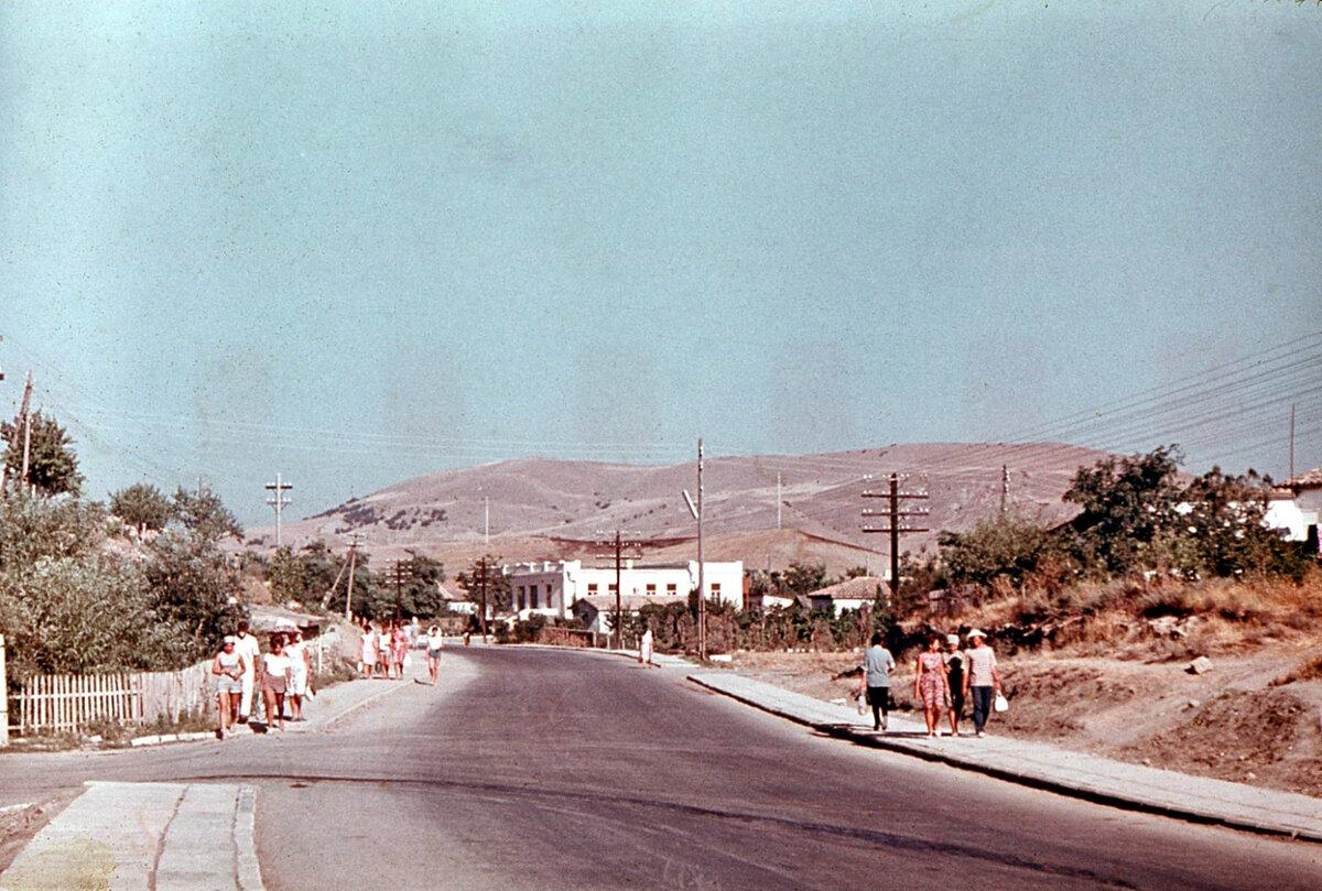 Привет, друзья! Я продолжаю цикл статей в формате "Было/стало" о полуострове Крым и сегодня покажу вам сравнение посёлка Коктебель. Посмотрим, каким он был в прошлом и каким стал сейчас.-14