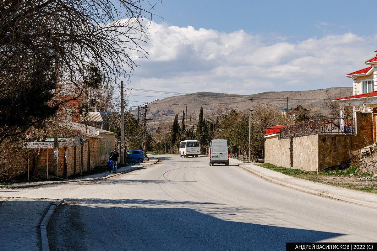 Привет, друзья! Я продолжаю цикл статей в формате "Было/стало" о полуострове Крым и сегодня покажу вам сравнение посёлка Коктебель. Посмотрим, каким он был в прошлом и каким стал сейчас.-15