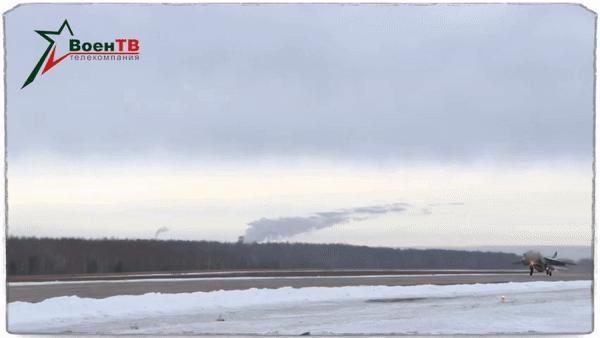 Источник: ТК "ВоенТВ". Тот самый МиГ. Ну а если возникнет необходимость пуска, то "Кинжал" эти 500 километров пролетит за считанные минуты, буквально. Уйти невозможно, а учитывая возможность ракеты вскрывать любые бункеры, то всегда есть повод задуматься. Кстати, интересное совпадение - МиГи с этим боеприпасом на постоянной основе неподалёку от противника появились как раз-таки осенью, что косвенно подтверждает теорию.