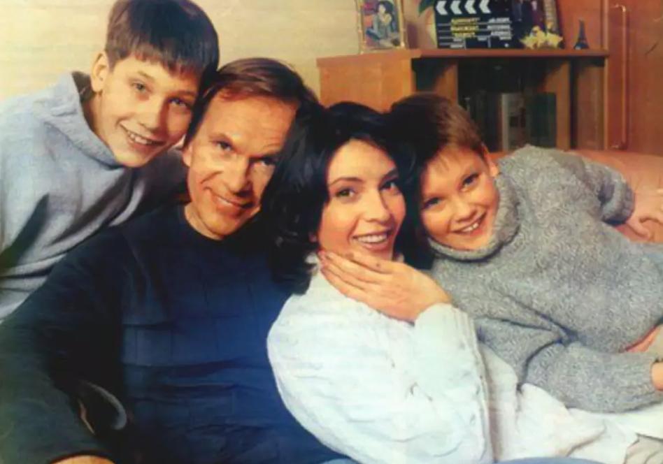 Известный российский актер Алексей Гуськов на протяжении 35 лет брака был счастлив в союзе с красавицей-актрисой Лидией Вележевой.-2