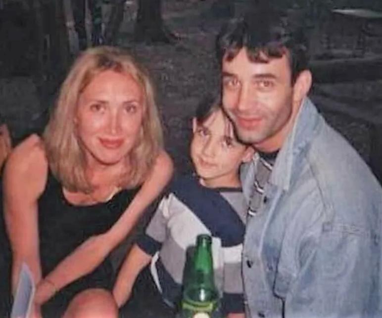 Российский актёр Дмитрий Певцов - это один из самых глубоких и вдумчивых артистов нашего кинематографа. Чаще всего такой уровень мудрости приходит после больших потерь.-2