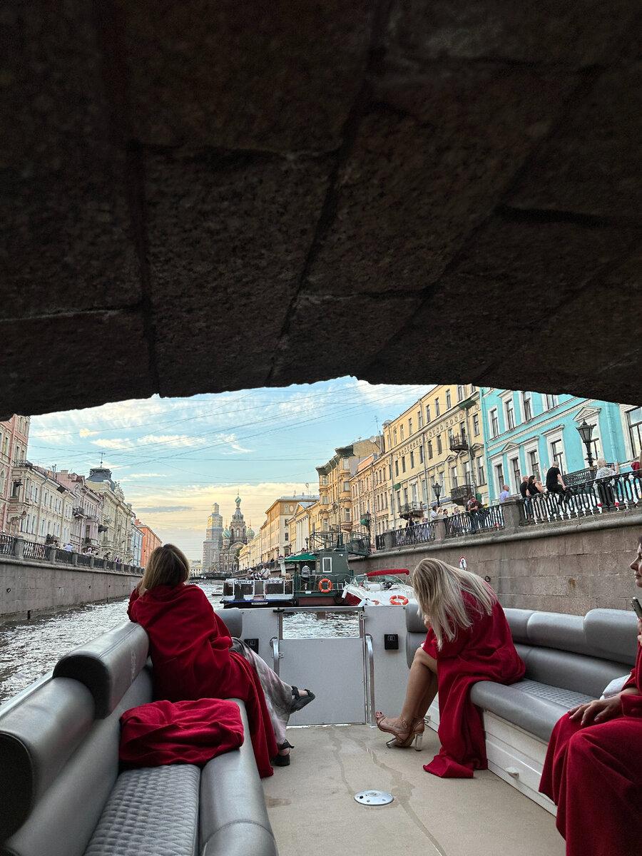 Приветствую вас, дорогие путешественники! Интересная история случилась буквально неделю назад, когда решили с подругой сгонять в Питер буквально на пару дней.-7