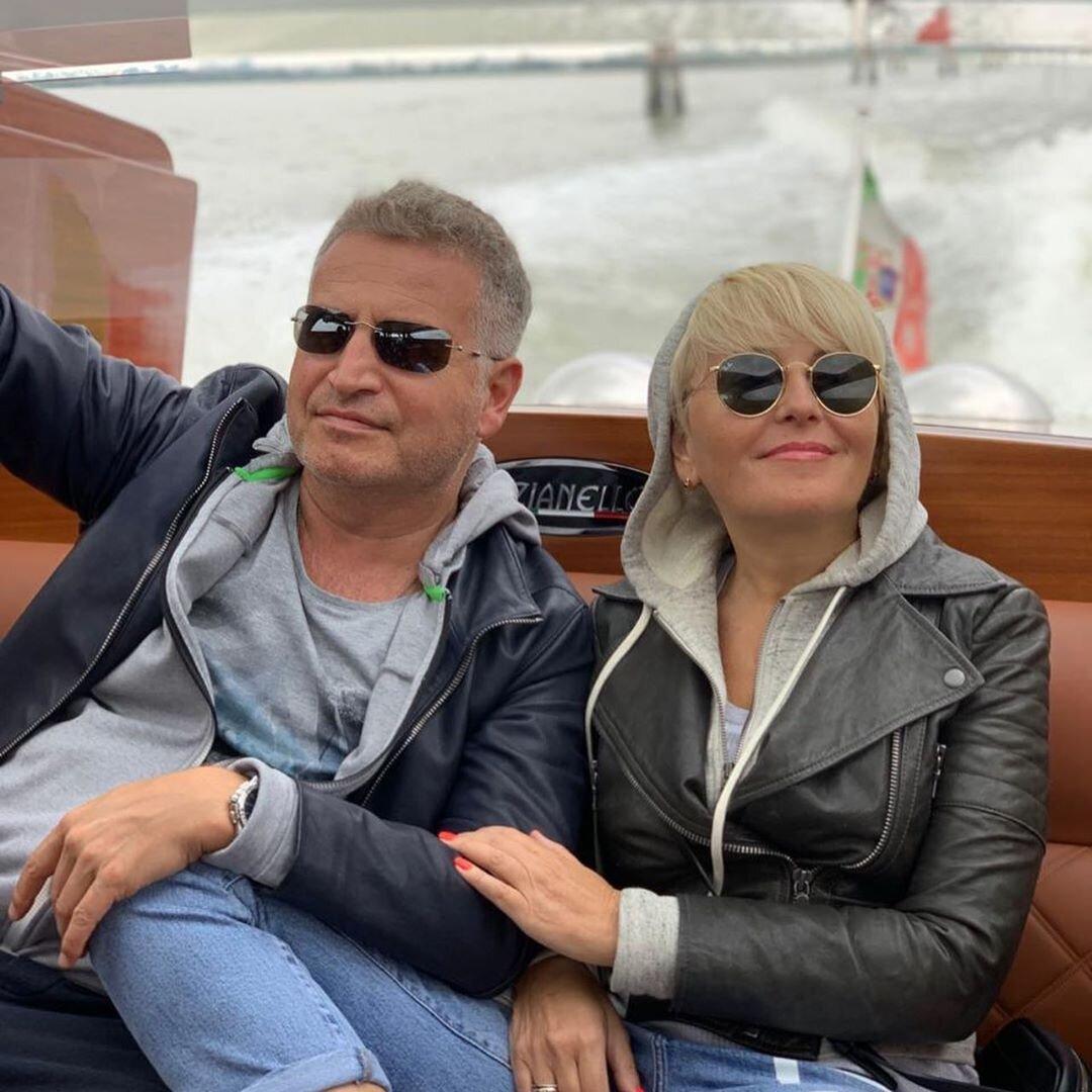 Леонида Агутина уже давно подозревают в неоднозначной позиции из-за его высказываний в отношении властей России. Недавно артист спешно покинул родину, что совпало с выходом новой песни Примадонны.-6