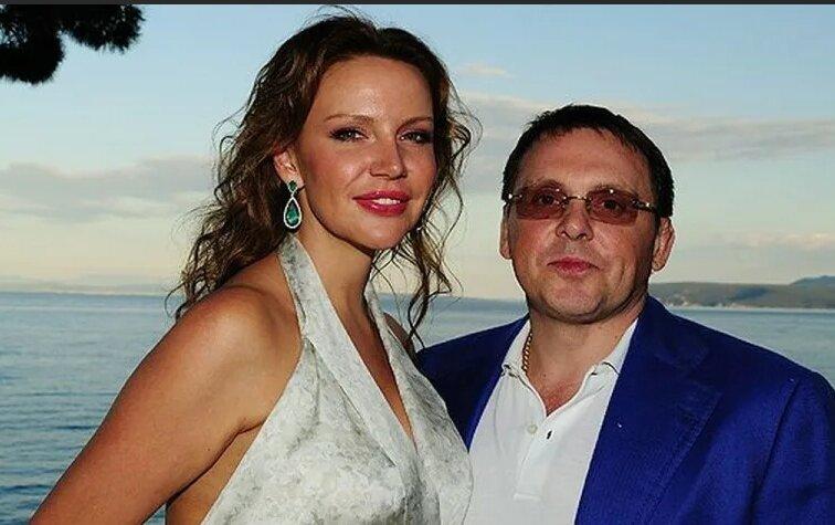 Первое время супруг светской львицы закрывал глаза на развязный образ жизни любимой женщины.