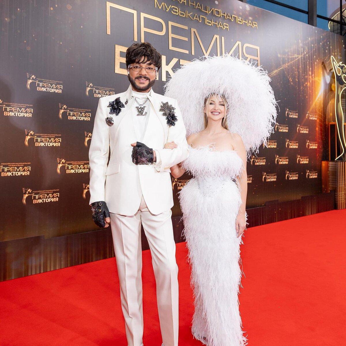 Ольга Бузова удивила своим поведением, Филипп Киркоров снял перья, а Наташа Королева кардинально сменила имидж.-16