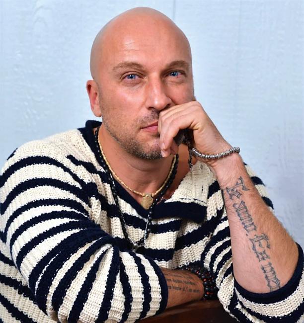 Обаятельный, привлекательный, с своеобразным чувством юмора, телеведущий Дмитрий Нагиев сводит с ума миллионы женщин. Изначально Нагиев и подумать не мог, что станет на столько известным телеведущим.