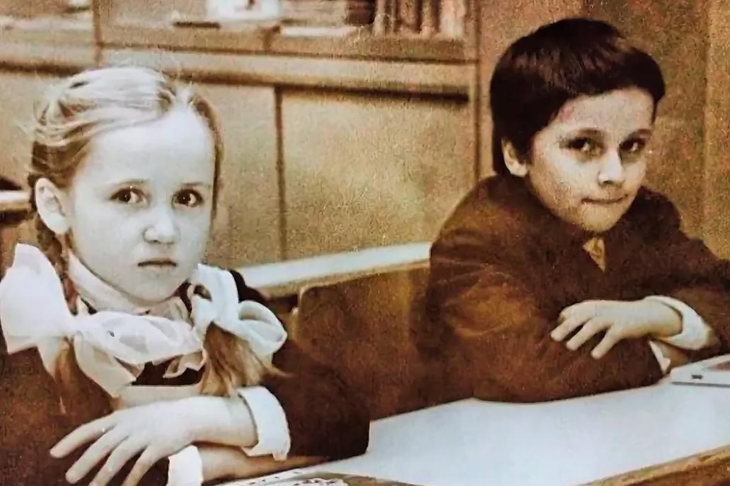 Обаятельный, привлекательный, с своеобразным чувством юмора, телеведущий Дмитрий Нагиев сводит с ума миллионы женщин. Изначально Нагиев и подумать не мог, что станет на столько известным телеведущим.-2