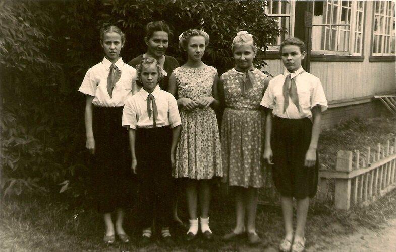 Пионеры в лагере на Луковом озере, лето 1960 года. Это уже следующая группа, приехавшая сюда после трагедии.