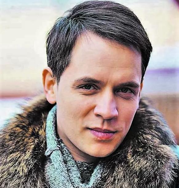 В мире шоу-бизнеса немало разновозрастных браков, в которых супруги счастливы на протяжении долгих лет. И сегодняшние герои тому подтверждение.