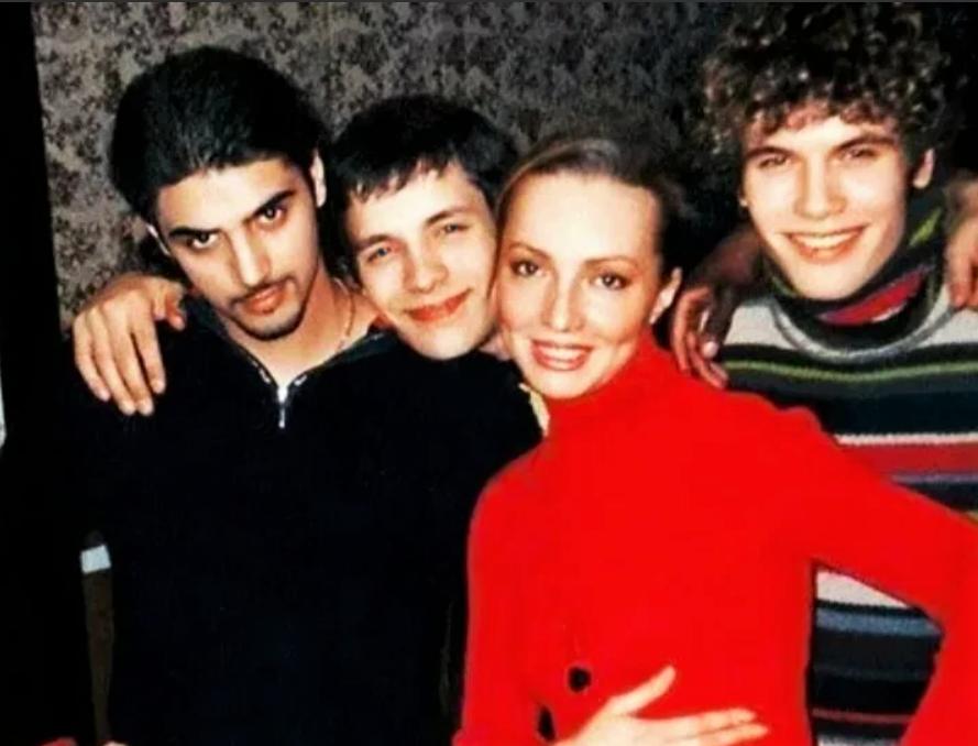 В мире шоу-бизнеса немало разновозрастных браков, в которых супруги счастливы на протяжении долгих лет. И сегодняшние герои тому подтверждение.-2