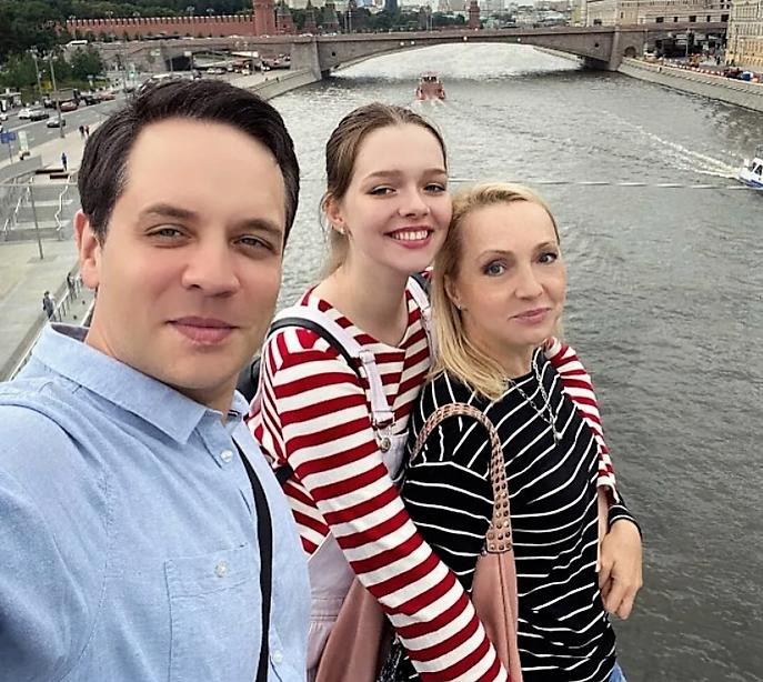 В мире шоу-бизнеса немало разновозрастных браков, в которых супруги счастливы на протяжении долгих лет. И сегодняшние герои тому подтверждение.-4