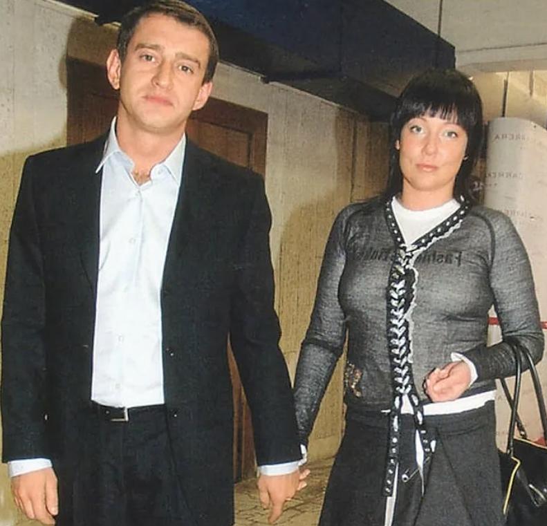 Знаменитый отечественный актёр Константин Хабенский был женат на журналистке Анастасие Смирновой. Но она, к сожалению, рано ушла из жизни, когда их сын был ещё совсем маленьким.