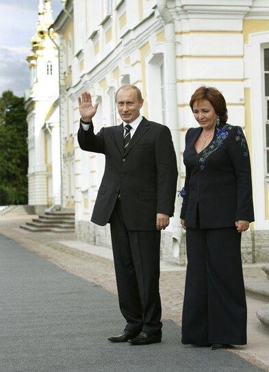 Пик стабильности в нашей стране. Доллар по 26 рублей. Евро по 34 рубля. В 2006 году Россия взлетает на пик политической мощи, она впервые в истории принимает G8.