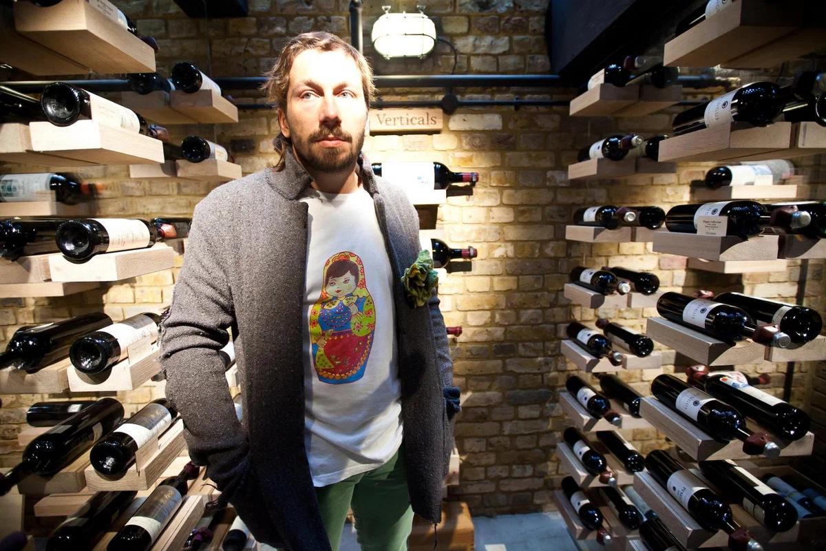 Пик стабильности в нашей стране. Доллар по 26 рублей. Евро по 34 рубля. В 2006 году Россия взлетает на пик политической мощи, она впервые в истории принимает G8.-2