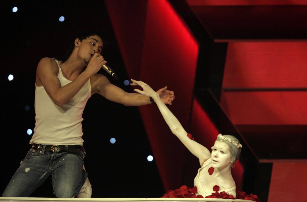 Пик стабильности в нашей стране. Доллар по 26 рублей. Евро по 34 рубля. В 2006 году Россия взлетает на пик политической мощи, она впервые в истории принимает G8.-8