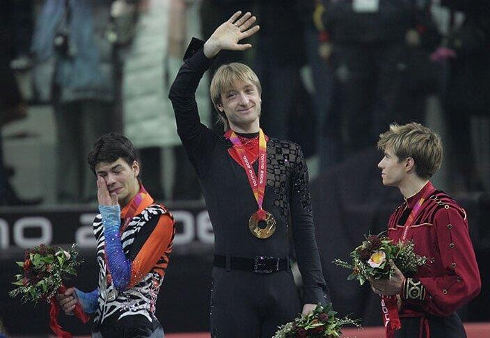 Пик стабильности в нашей стране. Доллар по 26 рублей. Евро по 34 рубля. В 2006 году Россия взлетает на пик политической мощи, она впервые в истории принимает G8.-10