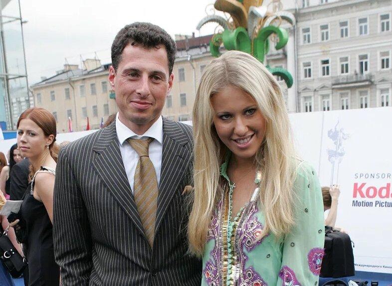 Пик стабильности в нашей стране. Доллар по 26 рублей. Евро по 34 рубля. В 2006 году Россия взлетает на пик политической мощи, она впервые в истории принимает G8.-13