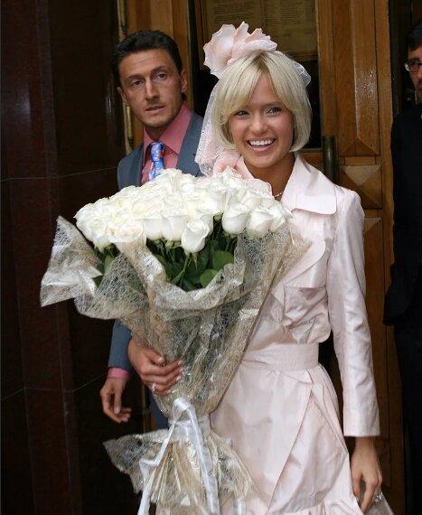 Пик стабильности в нашей стране. Доллар по 26 рублей. Евро по 34 рубля. В 2006 году Россия взлетает на пик политической мощи, она впервые в истории принимает G8.-14