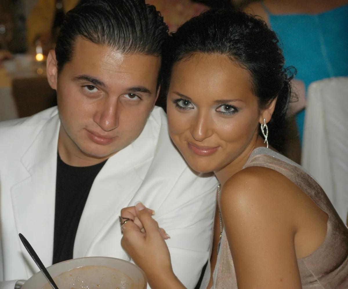 Пик стабильности в нашей стране. Доллар по 26 рублей. Евро по 34 рубля. В 2006 году Россия взлетает на пик политической мощи, она впервые в истории принимает G8.-15