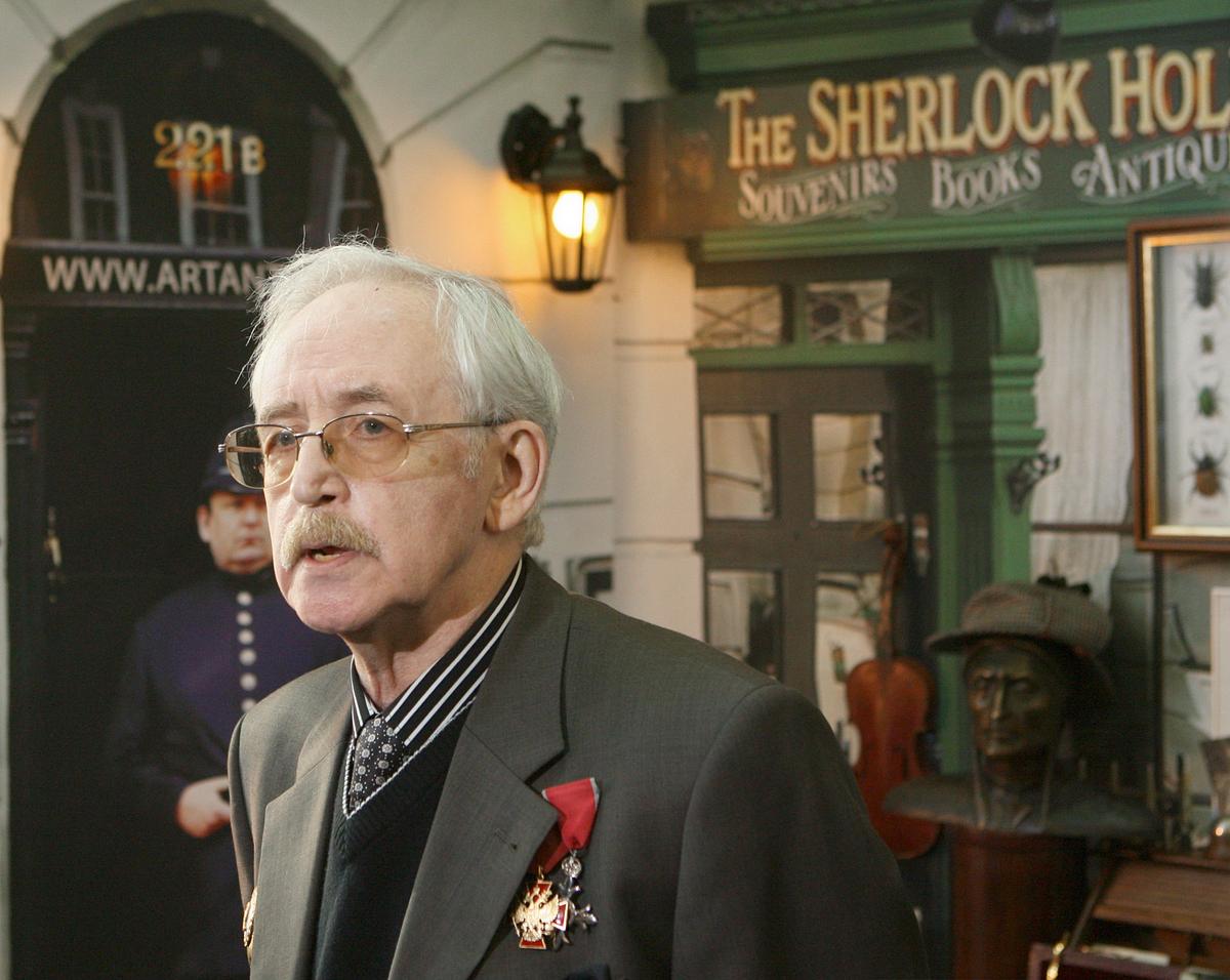 Пик стабильности в нашей стране. Доллар по 26 рублей. Евро по 34 рубля. В 2006 году Россия взлетает на пик политической мощи, она впервые в истории принимает G8.-17