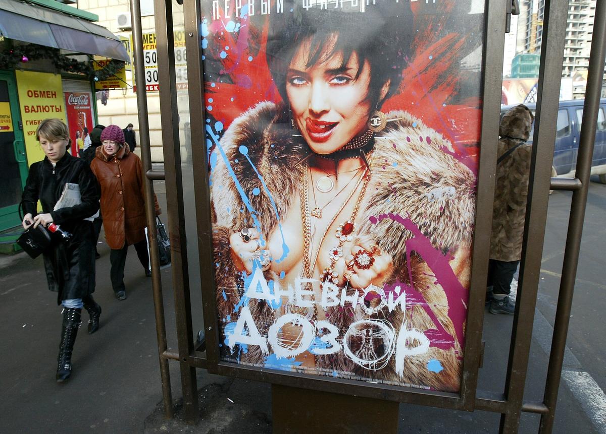 Пик стабильности в нашей стране. Доллар по 26 рублей. Евро по 34 рубля. В 2006 году Россия взлетает на пик политической мощи, она впервые в истории принимает G8.-20