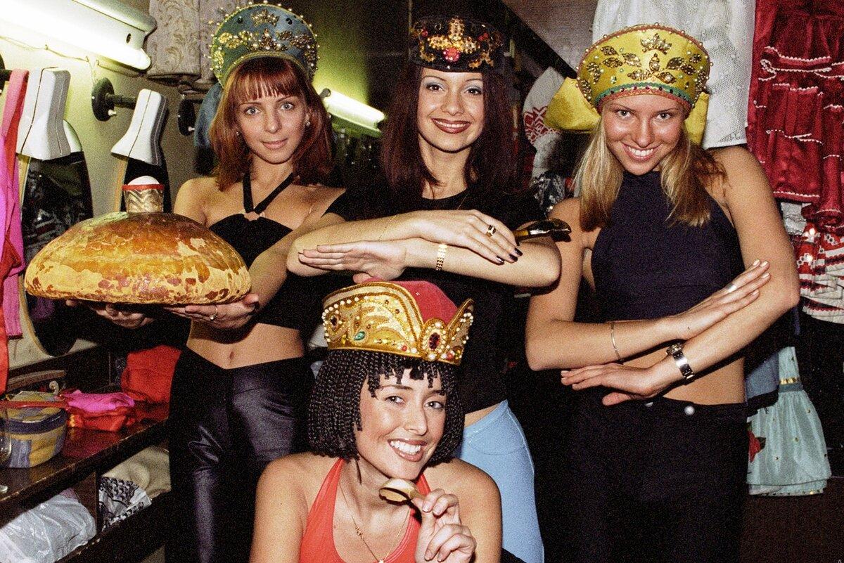 Группа гастролировала по всей стране, в молодости на это было много сил. Девчонок узнавали в лицо на улицах всех крупных городов.