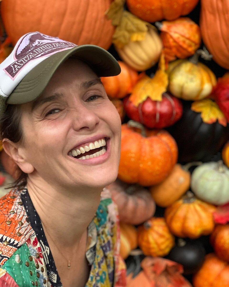 Узнаете бунтарку Карлитос в этой женщине?)