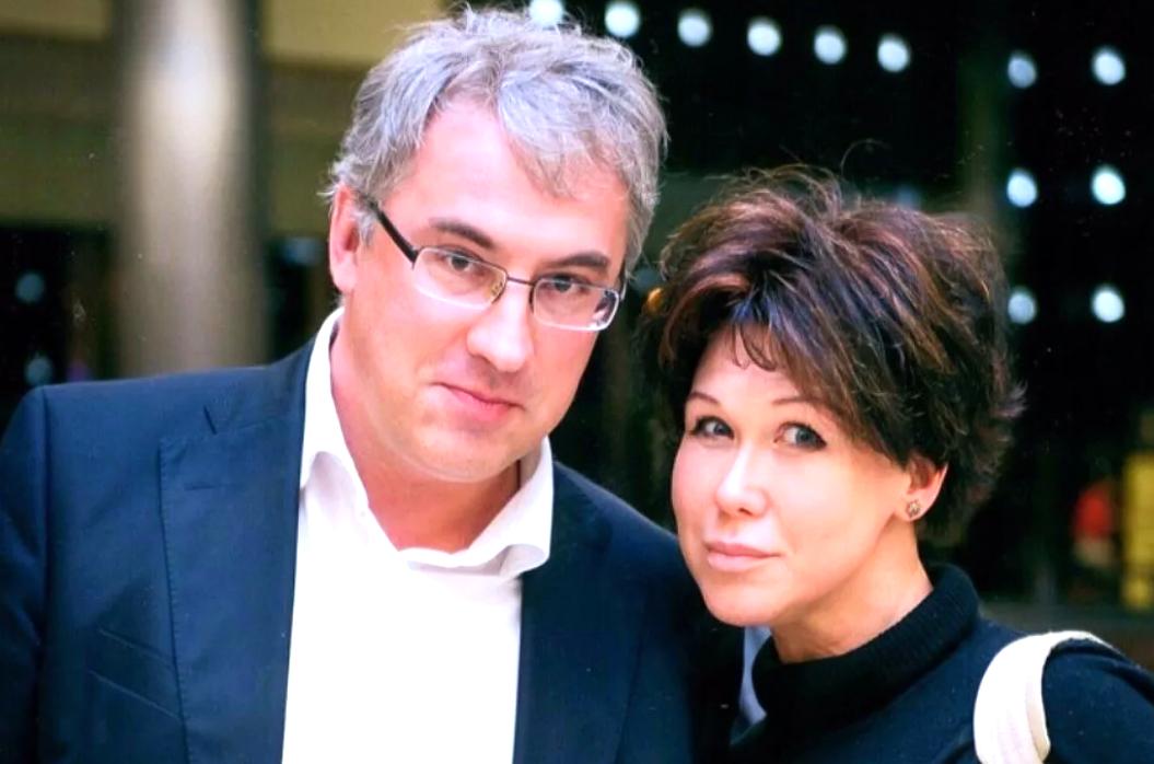 на фото Андрей Норкин с женой Юлией