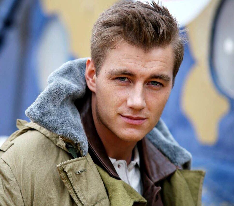 А ведь со стороны актер, музыкант Алексей Воробьев может показаться весьма позитивным и правильным парнем.