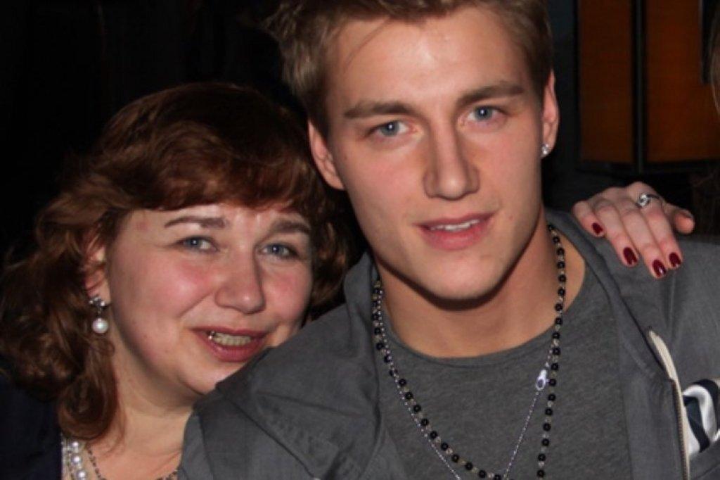 А ведь со стороны актер, музыкант Алексей Воробьев может показаться весьма позитивным и правильным парнем.-4