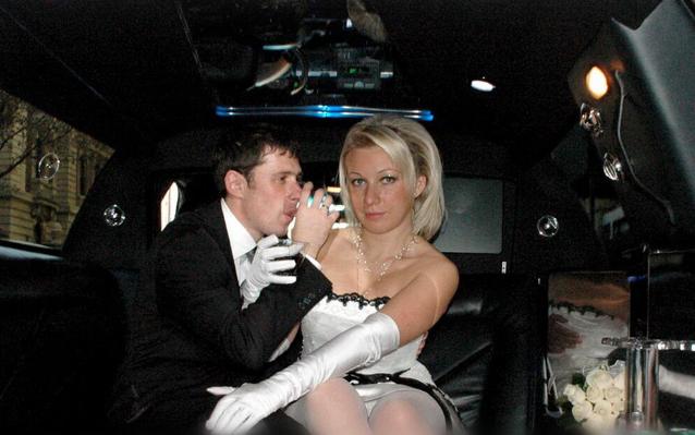   -Не хочу на свою свадьбу платье в пол, хочу чего-нибудь коротенькое. Так ошарашила меня недавно дочь. И нет, не выбором длины платья, а разговором о свадебном наряде.-12