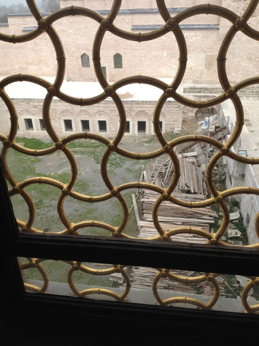 Вид из окна на двор матери султана