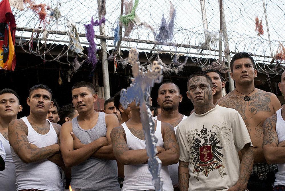 Иностранцы, посещающие последнее время Россию, очень удивляются тому, насколько в России можно безопасно ходить по улицам городов.-3