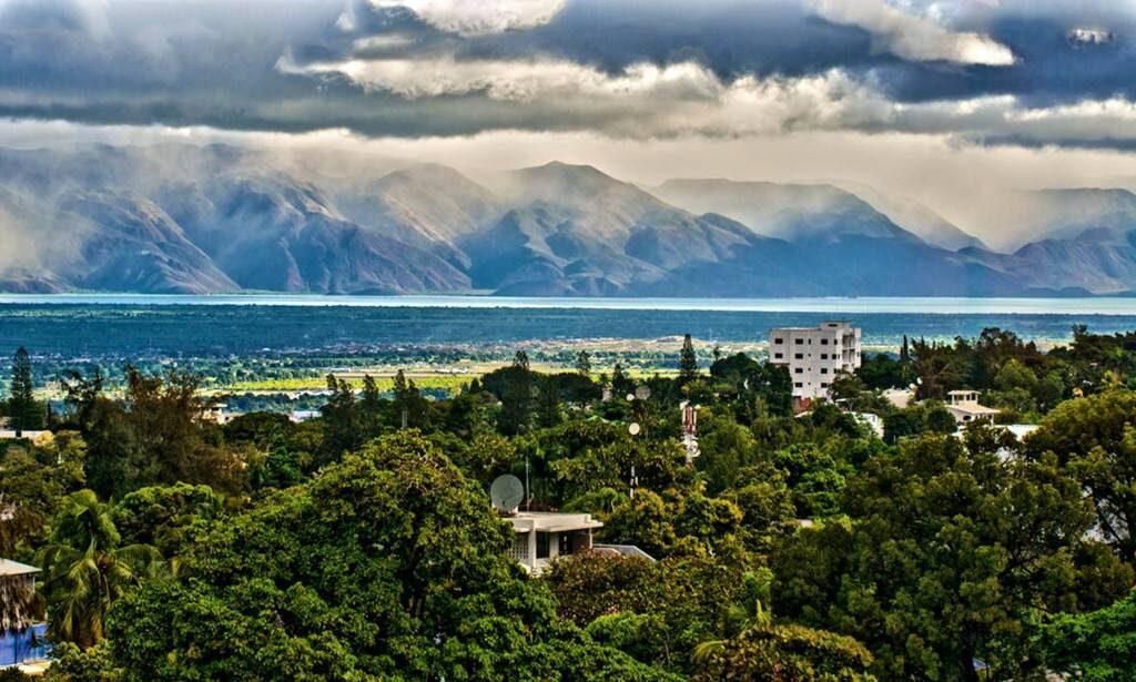 Иностранцы, посещающие последнее время Россию, очень удивляются тому, насколько в России можно безопасно ходить по улицам городов.-8