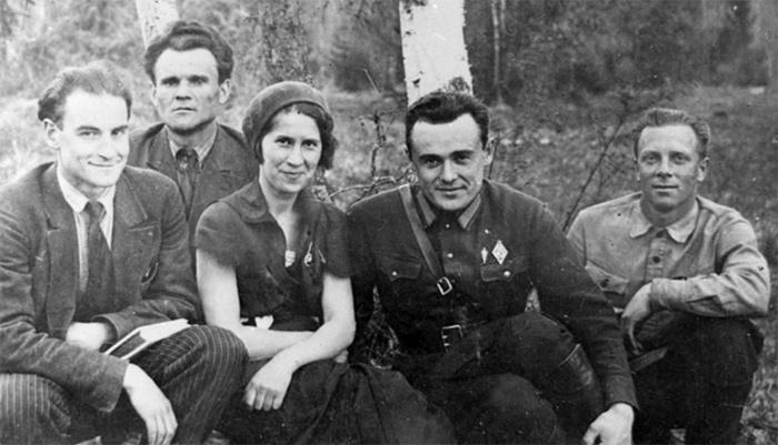 Групповой снимок ГИРДовцев. Слева направо: Зуев В.С., Смирнов С.С., Паровина О.К., Королёв С.П., Фролов Б.В. 1934 год